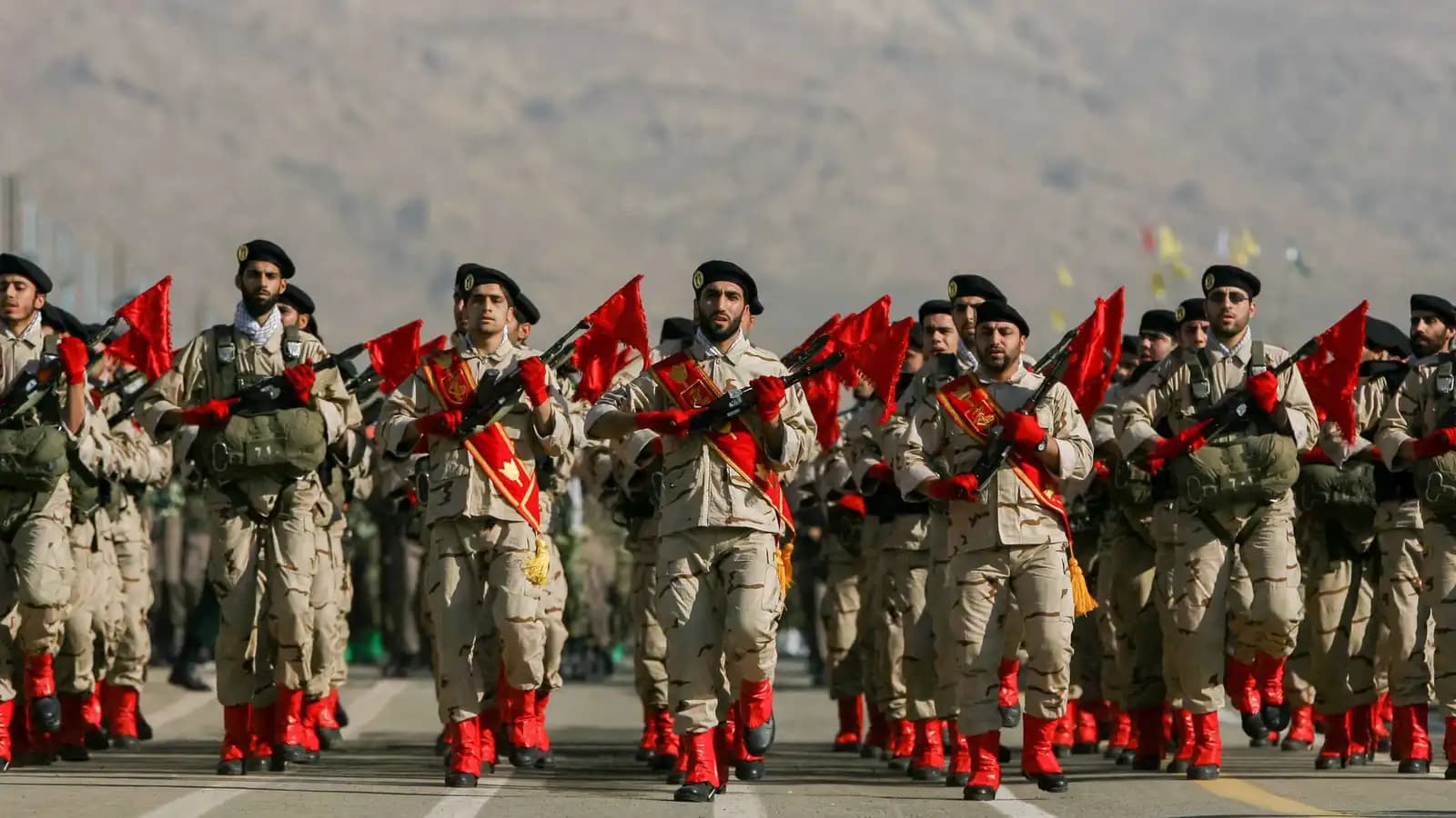 إيران تبدأ تعبئة الفدائيين من شوارع طهران