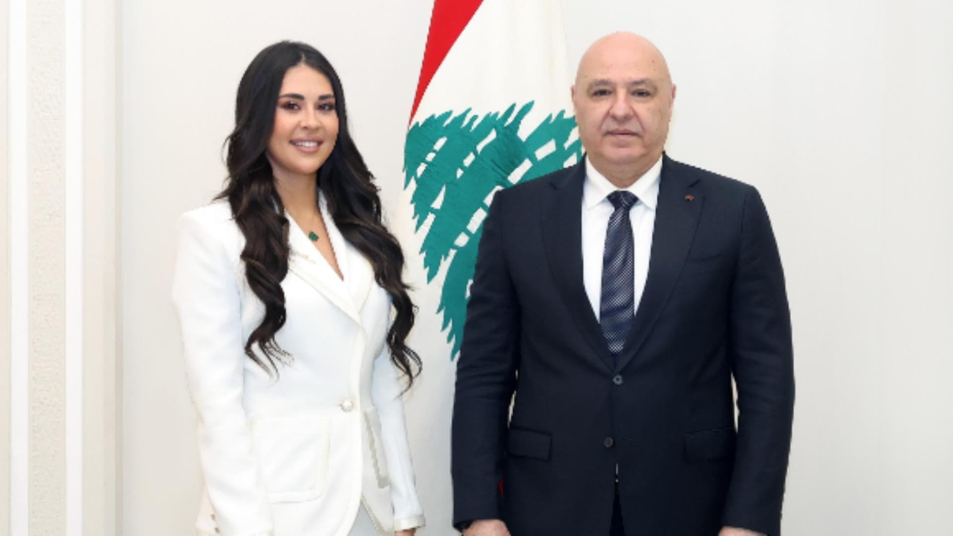 عون يلتقي ملكة جمال لبنان ويؤكد تمسك الجنوبيين بالحياة