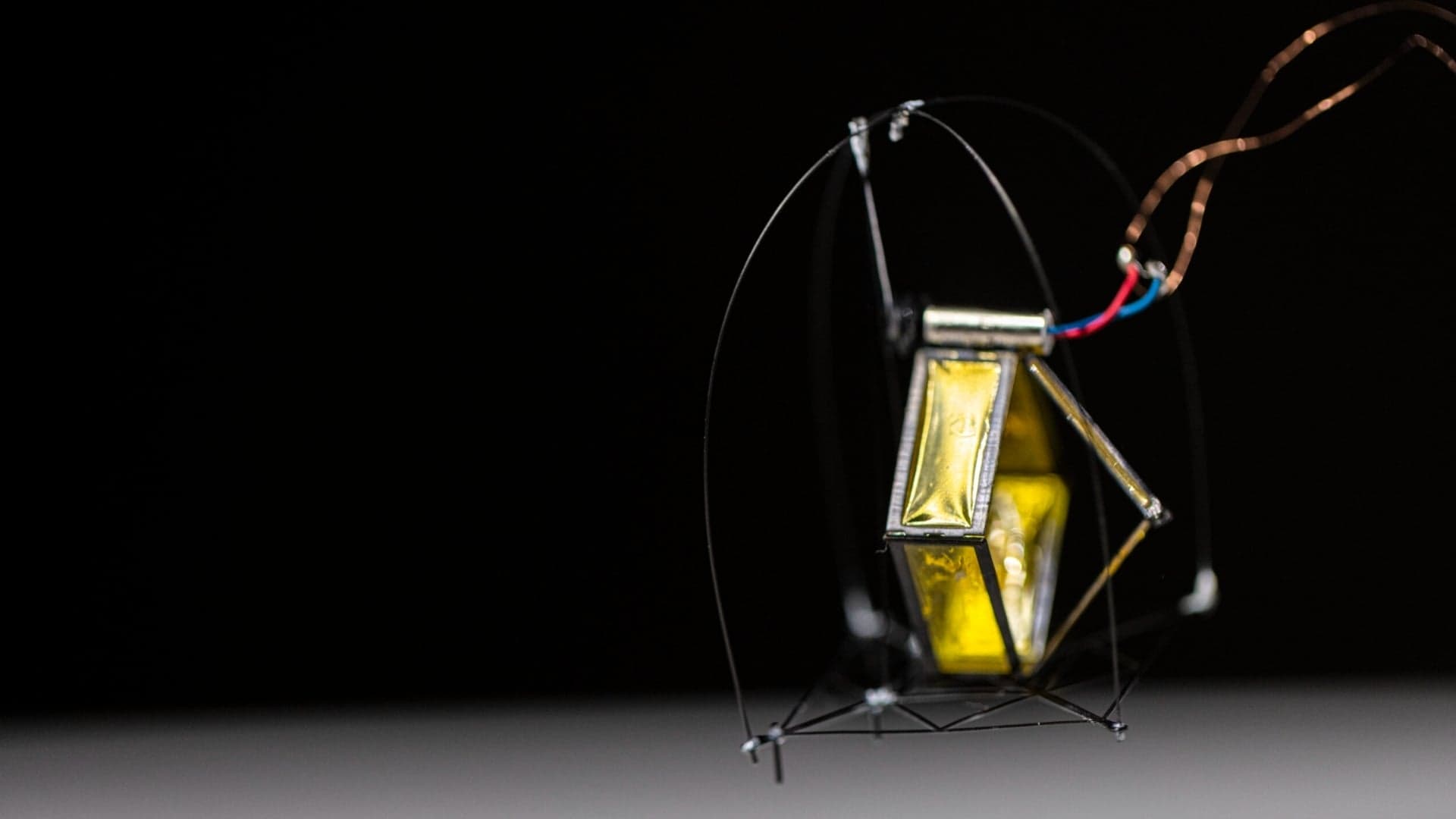 Small robot navigates obstacles precisely