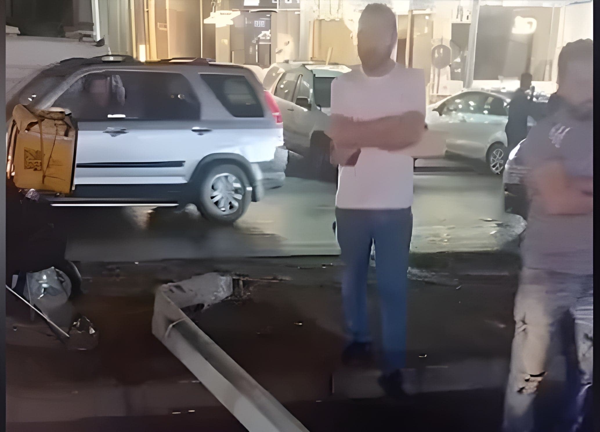 عمود يسقط على مواطن في صيدا ويصيبه بجروح