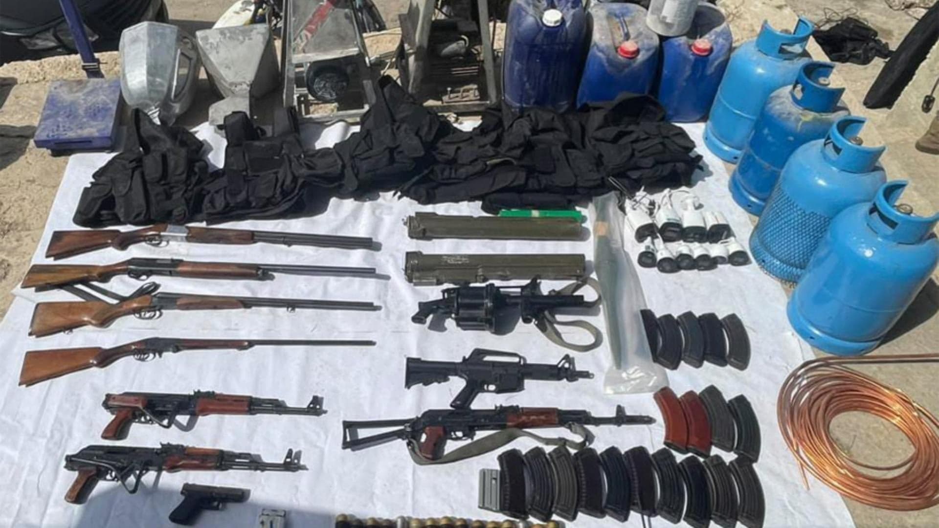 الجيش يوقف مطلوباً خطيراً في بعلبك ويحجز مخدرات وأسلحة