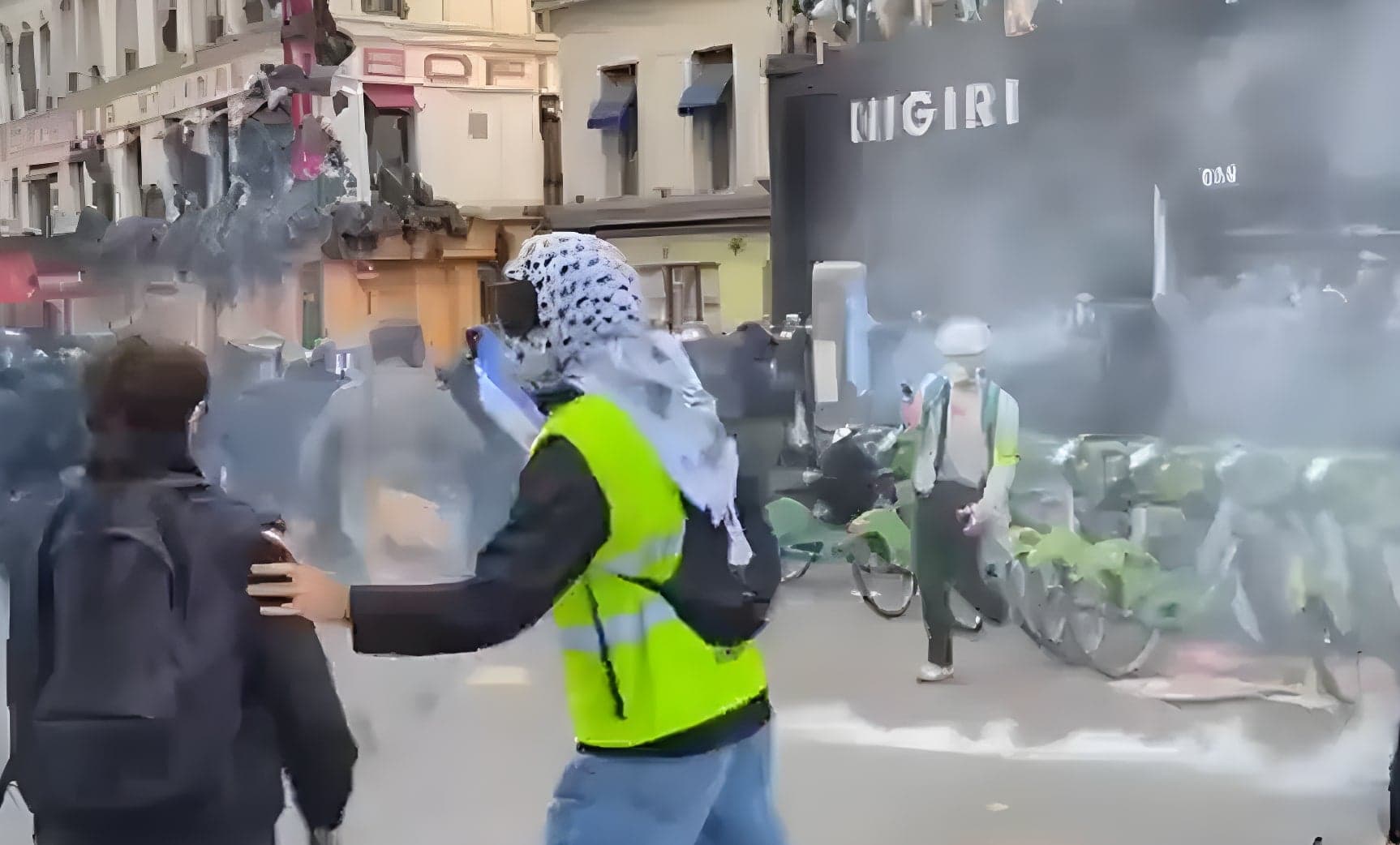 French protesters clash with police using baguettes