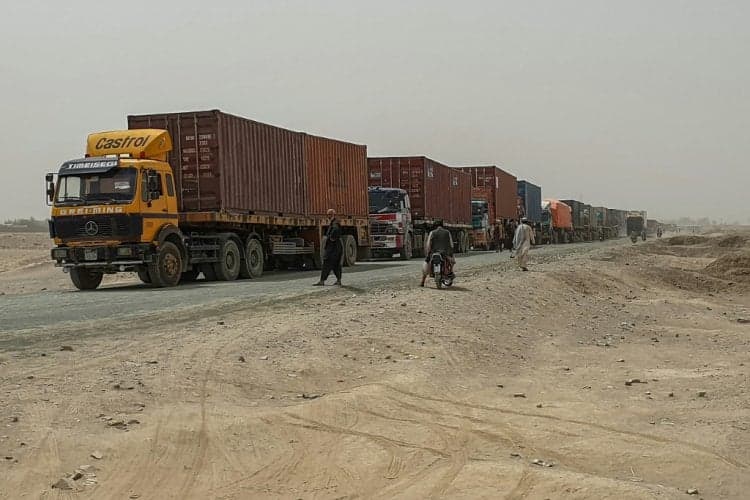 Pakistan halts Iran trade via border crossings