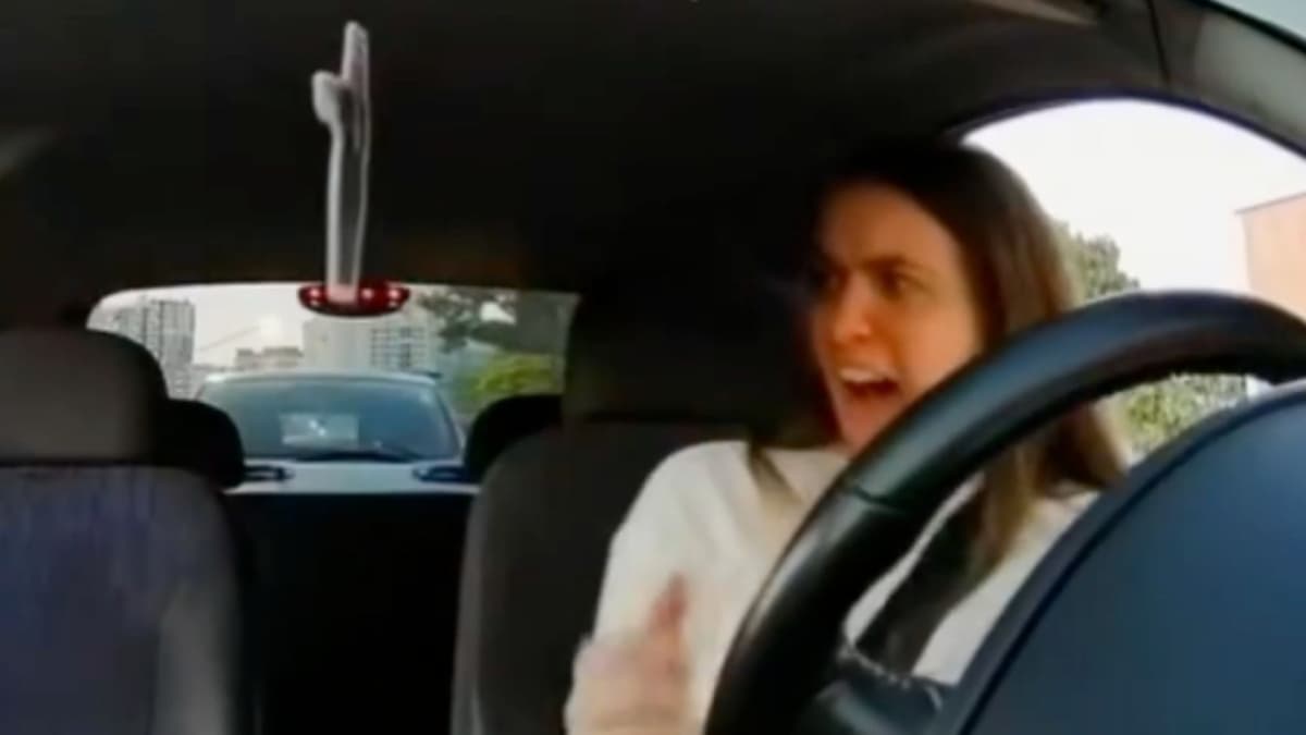 Brazilian influencer robbed in traffic