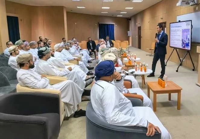 وفد عماني يطلع على المدرسة الوطنية للذكاء الاصطناعي