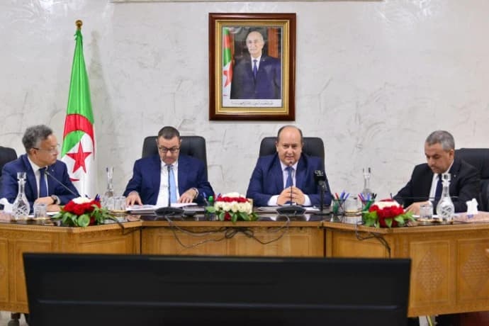 الوزير الأول يناقش الدخول الجامعي والنقل