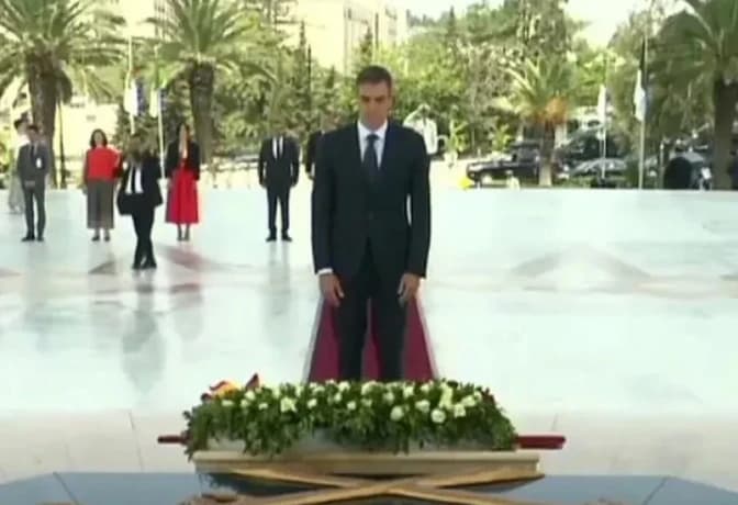 رئيس وزراء إسبانيا يكرم شهداء الثورة