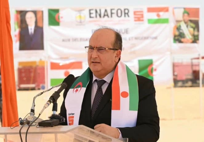 الوزير الأول يغادر النيجر بعد انطلاق حفر البئر في كفرا