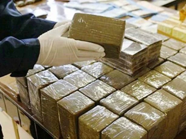 إسبانيا توقف شبكة تهريب 21 طنا من الكوكايين