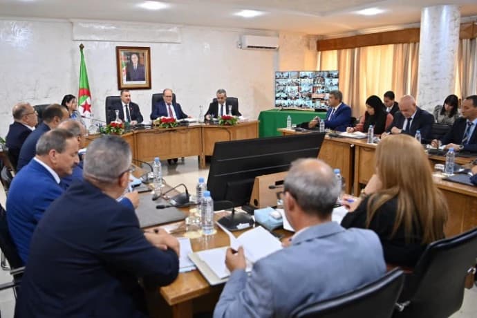 الوزير الأول يترأس اجتماع تحضيري للدخول الاجتماعي