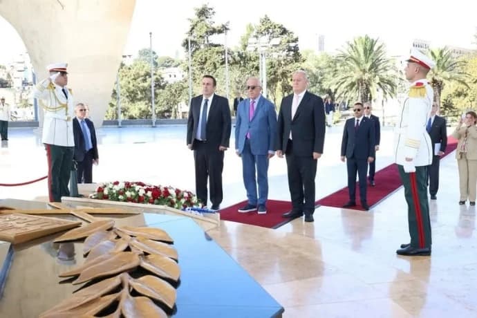 رئيس البرلمان اليوناني يزرع إكليل أمام نصب الشهداء