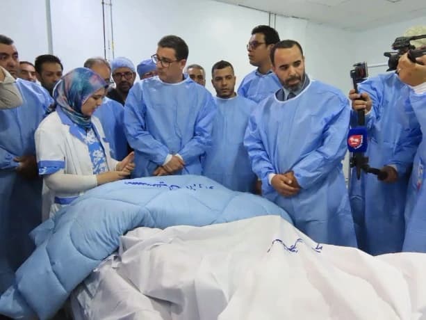 وزير الصحة يطمئن على الجرحى ويعزي ضحايا عين الصفراء