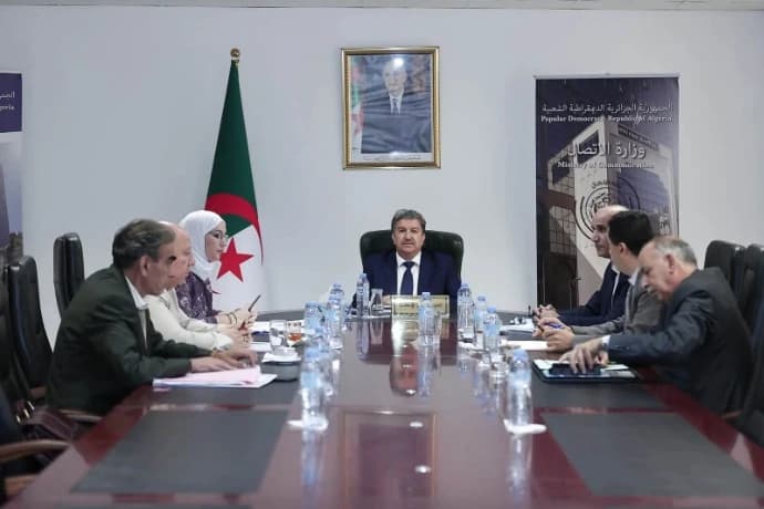 وزير الاتصال يترأس اجتماع عمل مع قيادات المطابع العمومية في القطاع