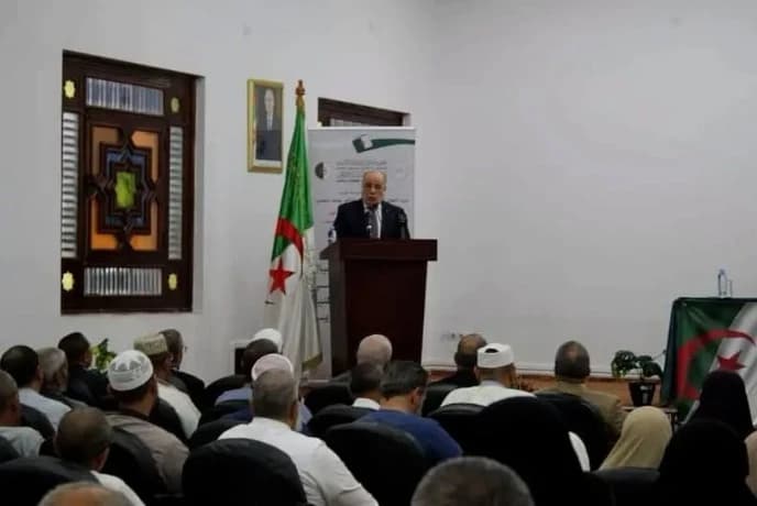 بلمهدي يفتتح اليوم الدراسي عن البعد الديني في الهوية