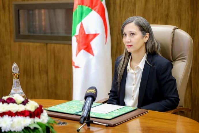 وفد يتبادل الحديث مع نظيره الأسترالي