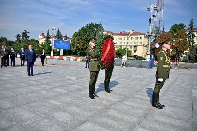 Attaf lays flowers at Minsk Victory Monument