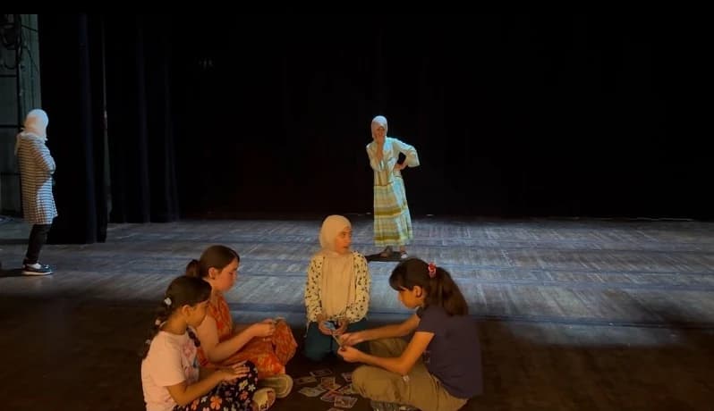 أول تجربة من نوعها: ورشة مسرحية للأطفال الصم والبكم على ركح عبد القادر علولة
