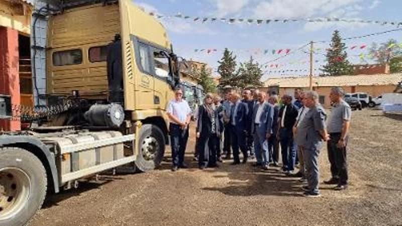 البيض يسلّم معدات للبلديات لتحسين الخدمات