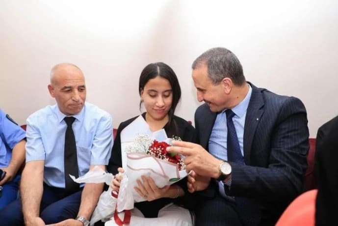 سلطات ولاية تيارت تشارك عائلة النابغة بشرى هبة الله فرحة النجاح