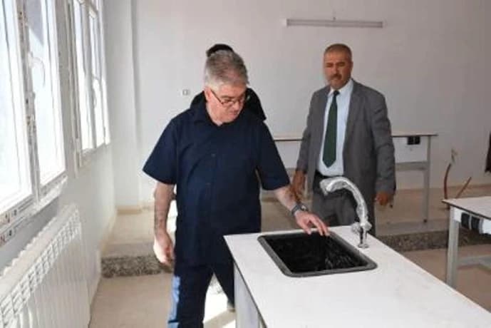 غليزان: الوالي يزور مشاريع التربية ويدعو لإنهاء الأشغال