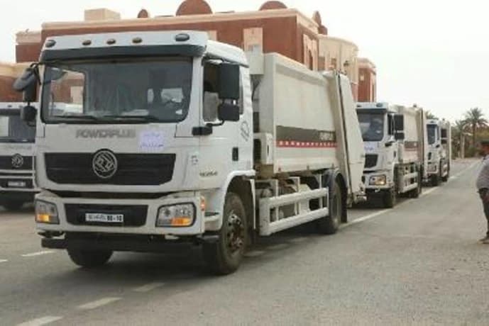 توزيع شاحنات نظافة على البلديات
