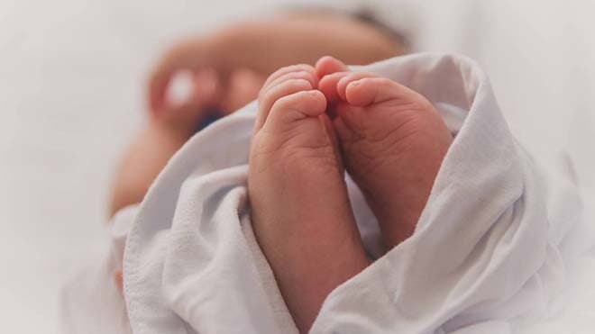 جنين داخل بطن طفلة يثير الاستغراب
