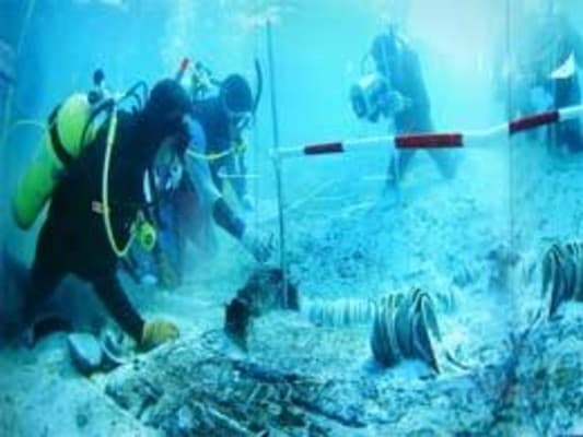 Divers uncover shipwreck debris