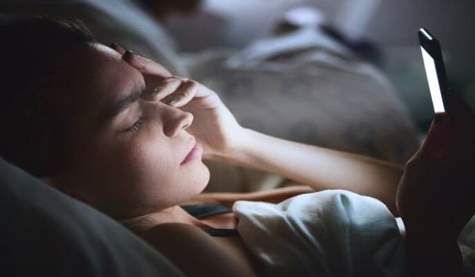 تأثيرات غير متوقعة للضوء الأزرق على جلدك