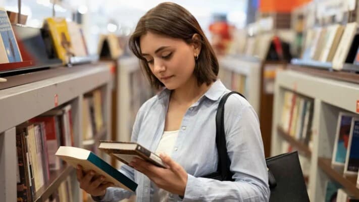 جيل Z يكتشف متعة الكتب الورقية