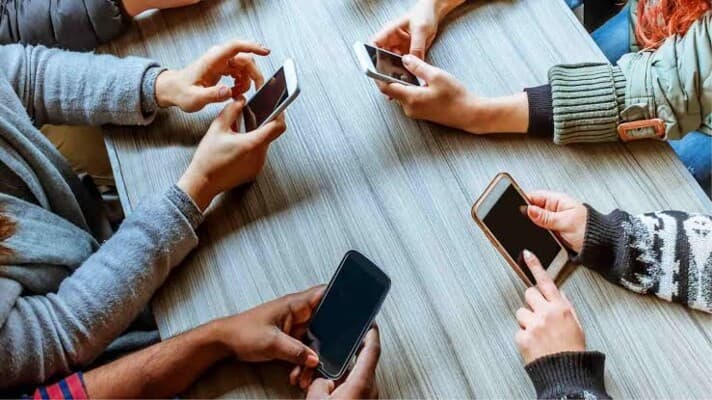 علم النفس يكشف سر فخ الدوبامين الذي يربطك بهاتفك