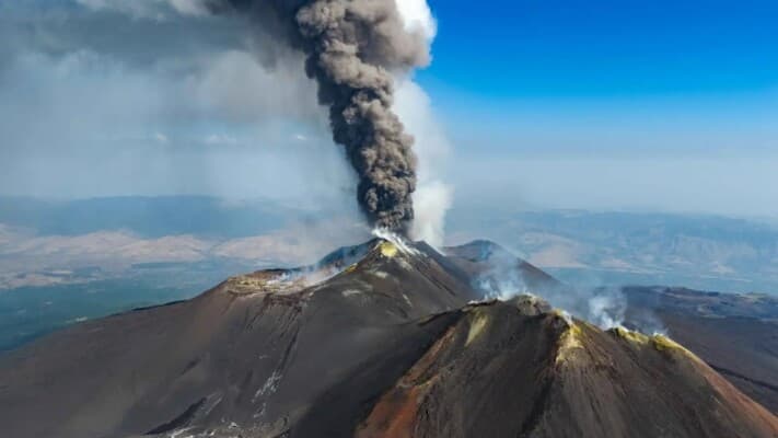 Lightning kills tourist on Mount Etna