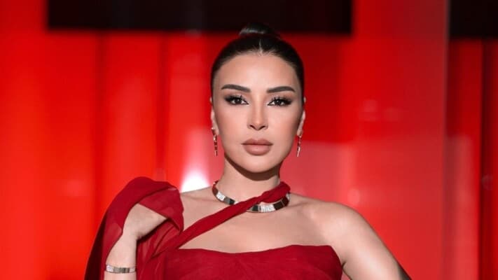 Magy Bou Ghosn Shows Stars Up