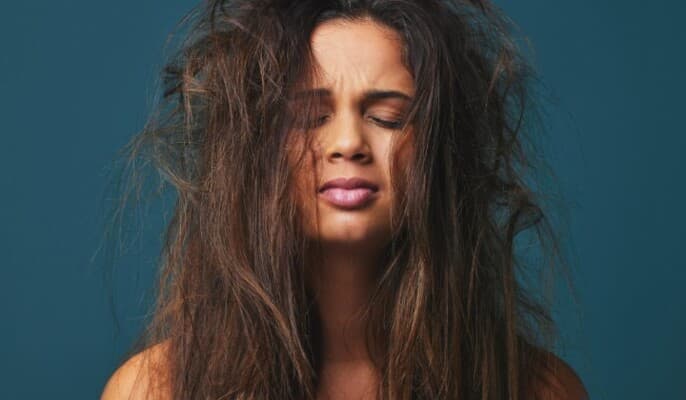 Tips to manage humid hair without weighing it down