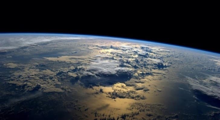 Earth microbes might survive on Moon