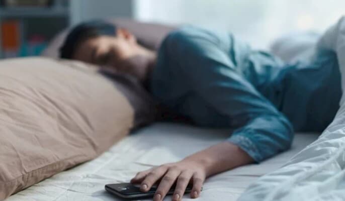 Phone by bedside may pose risks at night