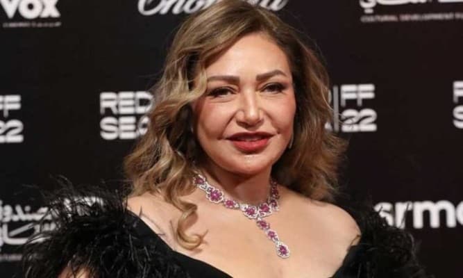 ليلى علوي تظهر بإطلالة أنيقة في بيروت