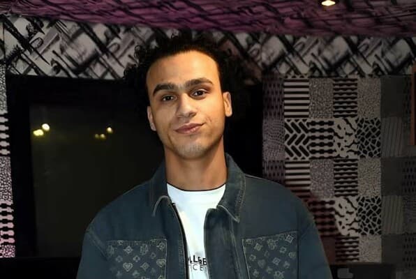 مصطفى حدوتة يتناول عمرو دياب وتامر حسني وعمر كمال