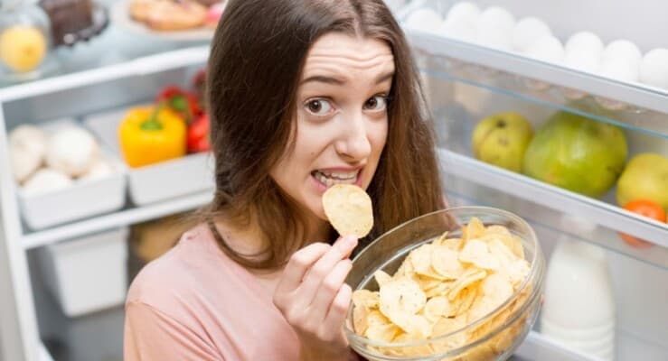 أسباب زيادة الأكل عند الملل