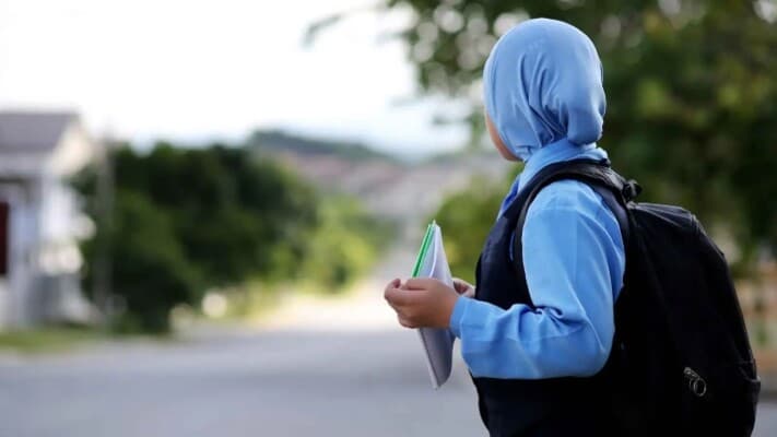 طالبات يشاركن في حادثة الاختناق بمدرسة البنات بالكويت