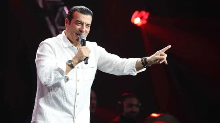 إيهاب توفيق يواجه موقفا محرجا على المسرح