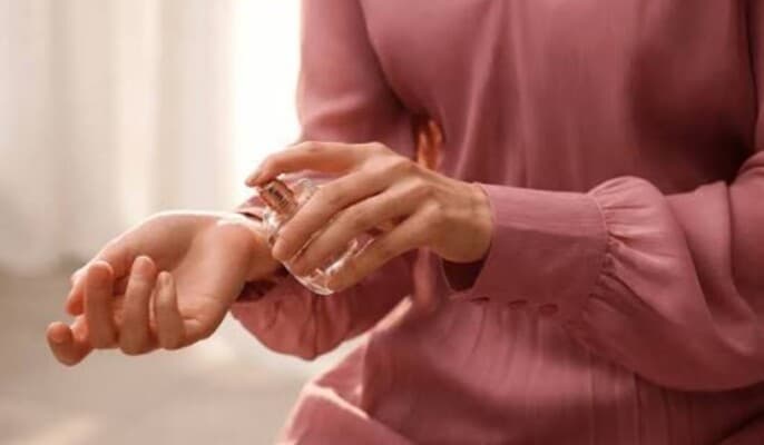 طريقة تنسيق رائحتين لكرّية عطر مميزة