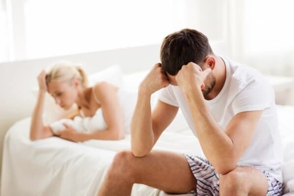 ممثل يخاطر بزواجه من أجل صديقه