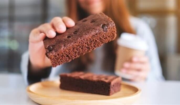 لماذا يصعب مقاومة الحلويات بعد العشاء