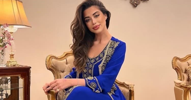 يارا السكري تبرز خلال أداء العمرة