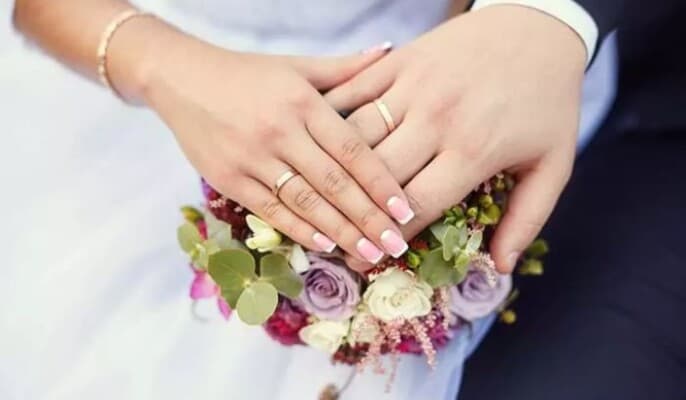 ثنائي مشهور يتزوج بعد ثلاث سنوات