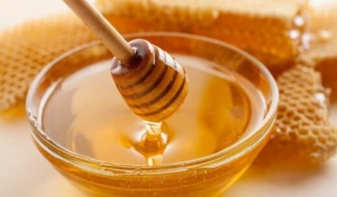 فوائد العسل على الشفاه قبل النوم