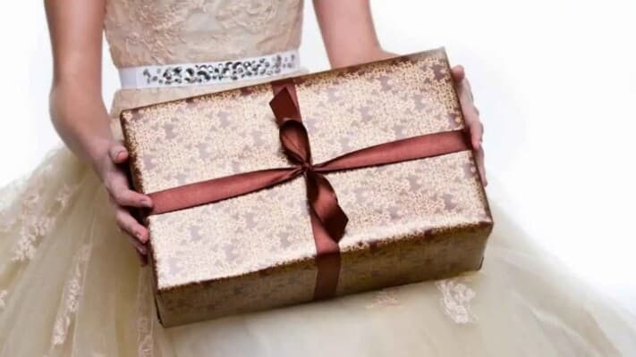 Key etiquette for selecting a host gift