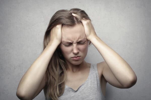 صداع متكرر يدفعها لتجربة حيلة مفاجئة