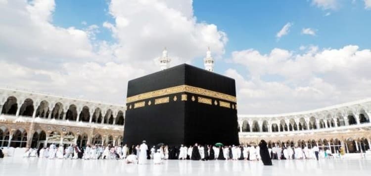 مشجع يؤدي العمرة للدعاء على حكم مباراة مصر والأرجنتين