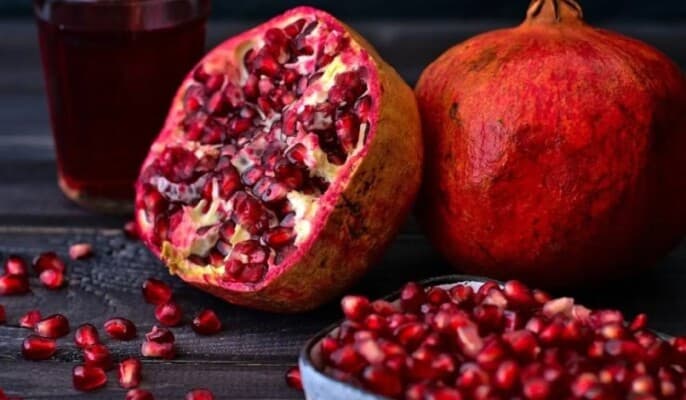 فوائد الرمان بين الحبوب والعصير